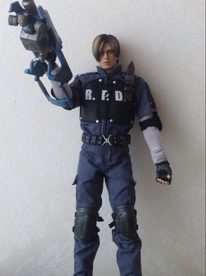 hot toys leon s kennedy resident evil 4